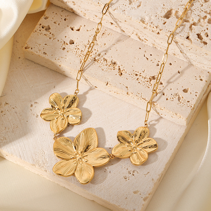 Vintage Fashion Trends 2025 - Gold Fashion Vintage Flower Pendant Necklace